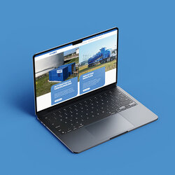 Hellblauer Hintergrund, in der Mitte steht ein schräg von weiter oben fotografierter Laptop aus dessen Bildschirm die neue Startseite von Climbex zu sehen ist.