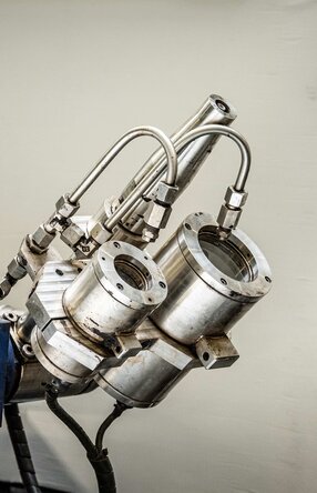 Das Bild zeigt eine 'Manway Cannon' von vorne mit seinen einzelnen Bauteilen und einem neutralen Hintegrund.