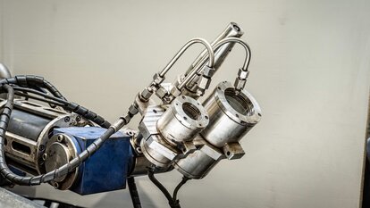 Das Bild zeigt eine 'Manway Cannon' von vorne mit seinen einzelnen Bauteilen und einem neutralen Hintegrund.